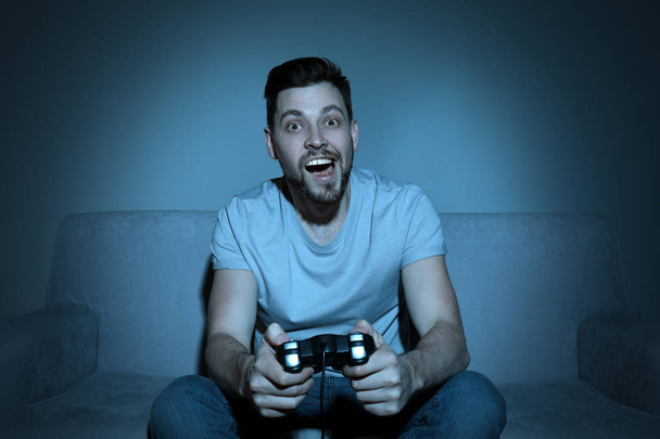 Συναισθηματική άνθρωπος παίζει video game βράδυ - Φωτογραφία, εικόνα