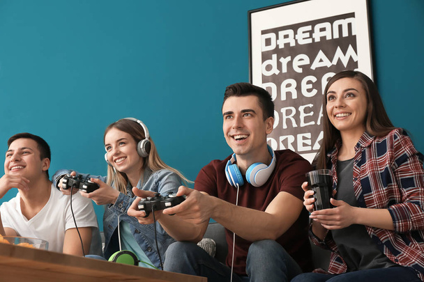 Молодые люди играют в видеоигры дома
 - Фото, изображение