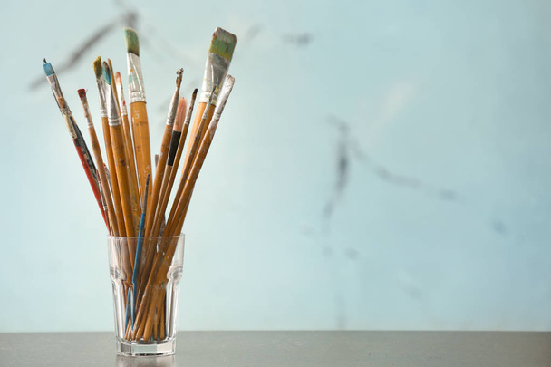 Boya fırçaları tablo karşı açık renkli cam - Fotoğraf, Görsel