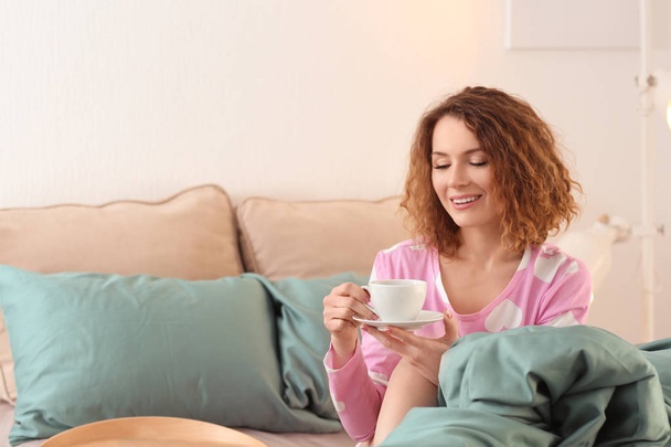 Gyönyörű nő forró kávét inni reggel otthon - Fotó, kép