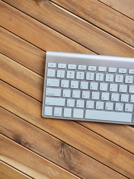 Holzbrett mit weißer Tastatur - Foto, Bild