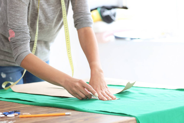 Fiatal női törő dolgozik varrás mintával műtermében - Fotó, kép
