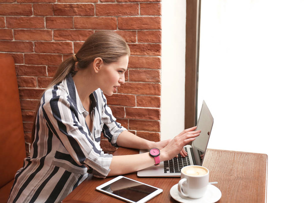 Nuori freelancer kannettava tietokone työskentelee kahvilassa
 - Valokuva, kuva