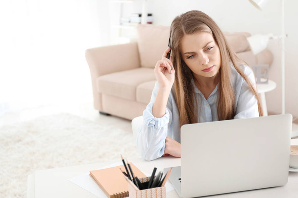 Vrouwelijke freelancer werkt op laptop in kantoor aan huis - Foto, afbeelding