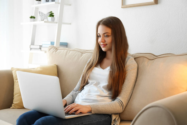 freelancer femenina trabajando en el ordenador portátil en casa - Foto, Imagen