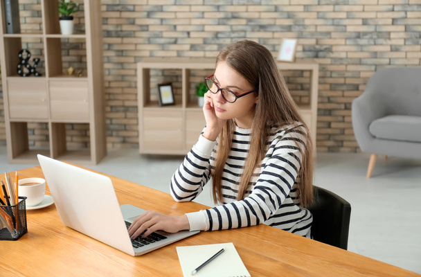 Vrouwelijke freelancer werkt op laptop in kantoor aan huis - Foto, afbeelding