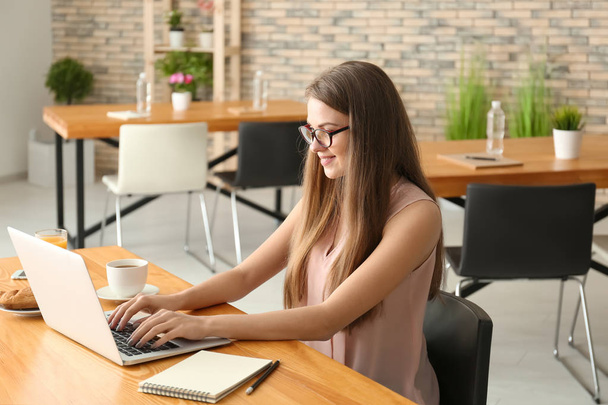 Freelancer feminino trabalhando no laptop no café
 - Foto, Imagem