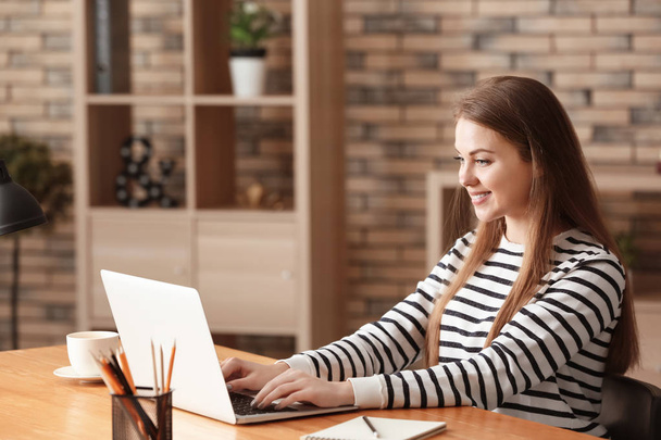 Женщина-фрилансер работает на ноутбуке в домашнем офисе
 - Фото, изображение