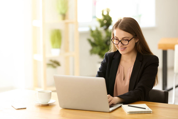 Libero professionista femminile che lavora su computer portatile in caffè
 - Foto, immagini