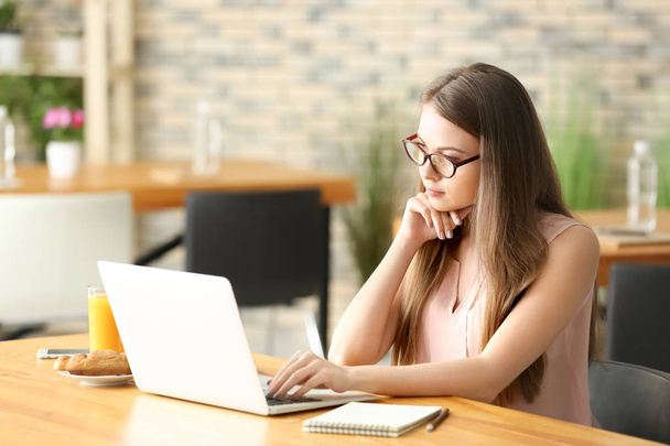 Kobiece freelancer działa na laptopie w kawiarni - Zdjęcie, obraz