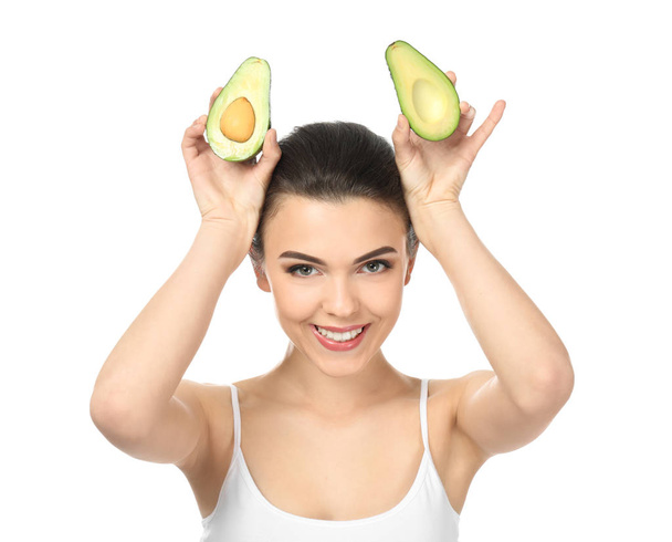 lustige junge Frau mit Avocado auf weißem Hintergrund - Foto, Bild