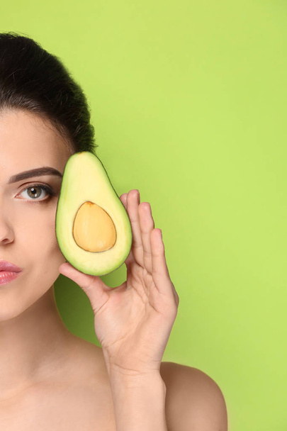 Красива молода жінка з авокадо на кольоровому фоні
 - Фото, зображення