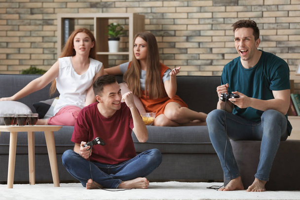 Jeunes jouant à des jeux vidéo à la maison
 - Photo, image