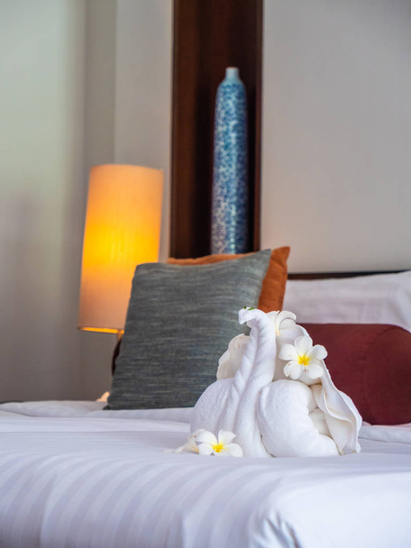 Ręcznik biały słoń i komfortowe poduszki na łóżko dekoracja wnętrza sypialni hotel - Zdjęcie, obraz