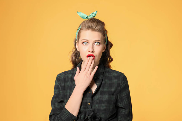 Shocked young woman on color background - Foto, Bild