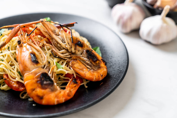 stir-fried spaghetti with grilled shrimps and tomatoes - Italian fusion food style - Fotoğraf, Görsel