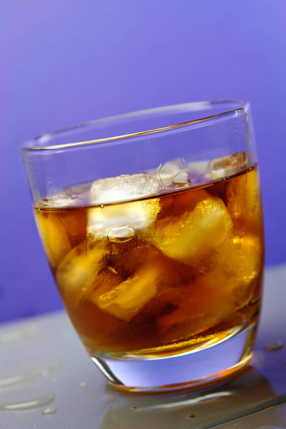 Whiskey z lodem - Zdjęcie, obraz