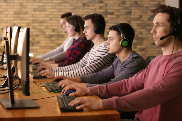 Jovens jogando videogames no torneio
 - Foto, Imagem