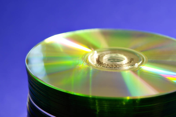 Pila de CD sobre fondo azul
 - Foto, Imagen