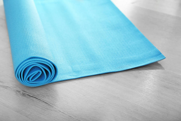 Yogamatte auf Holzboden - Foto, Bild