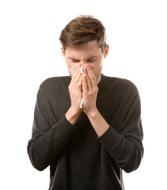 Νεαρός άνδρας με μύτη υαλοκαθαριστήρες σε άσπρο φόντο. Αλλεργία έννοια - Φωτογραφία, εικόνα