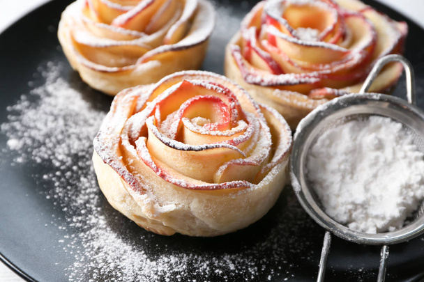 Sabroso pastel de manzana en forma de rosa en el plato, primer plano
 - Foto, Imagen