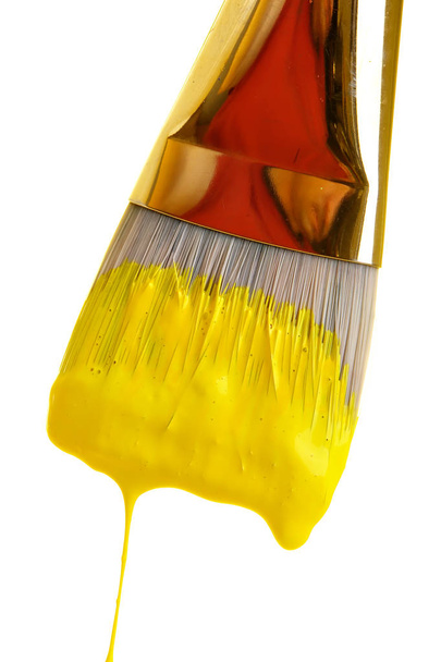 Капающая с кисти желтая краска
 - Фото, изображение
