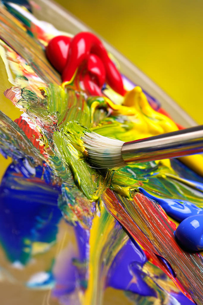 Кисть смешивания краски на палитре
 - Фото, изображение
