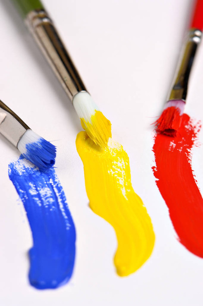 Tre pennelli e colori primari
 - Foto, immagini