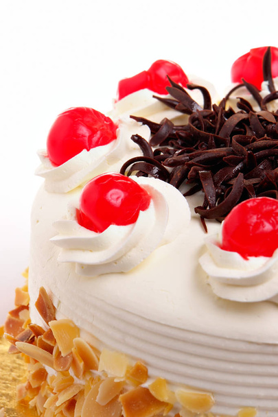 άσπρο κέικ με κεράσια και σοκολάτα - Φωτογραφία, εικόνα