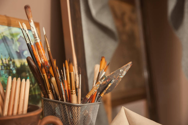 Ferramentas de pintura com lápis na oficina do artista
 - Foto, Imagem