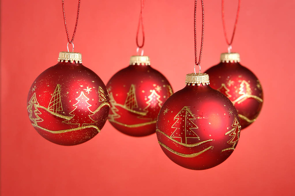 Bola de Navidad colgando sobre fondo rojo
 - Foto, imagen