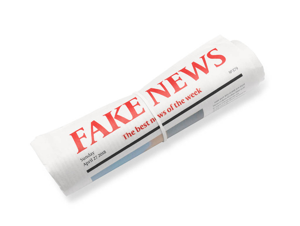Periódico enrollado con titular FAKE NEWS sobre fondo blanco
 - Foto, Imagen