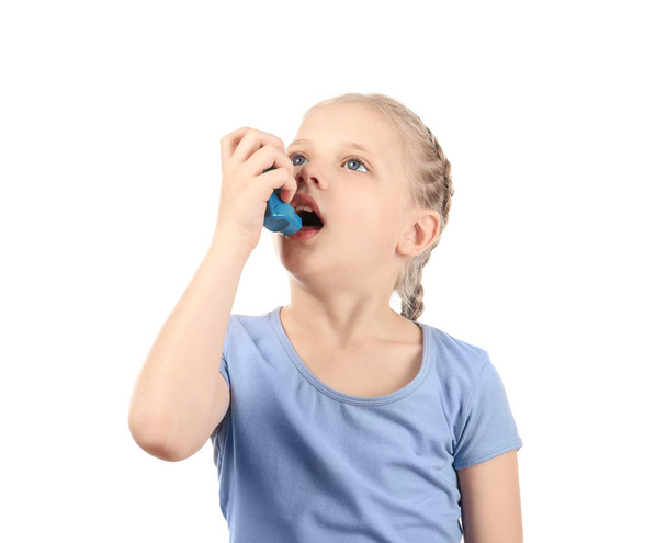 Μικρό κορίτσι που χρησιμοποιούν συσκευή εισπνοής σε άσπρο φόντο. Αλλεργία έννοια - Φωτογραφία, εικόνα
