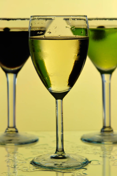 Ποτήρια κρασιού με μαρτίνι στο παρασκήνιο - Φωτογραφία, εικόνα