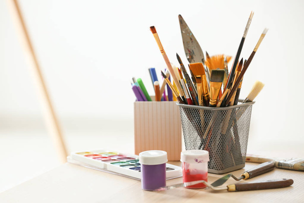 Εργαλεία και χρώματα του επαγγελματία καλλιτέχνη στον πίνακα - Φωτογραφία, εικόνα