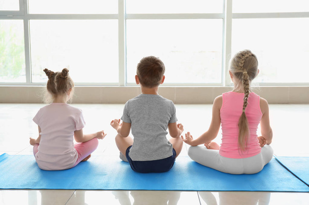 Malé děti cvičit jógu doma - Fotografie, Obrázek