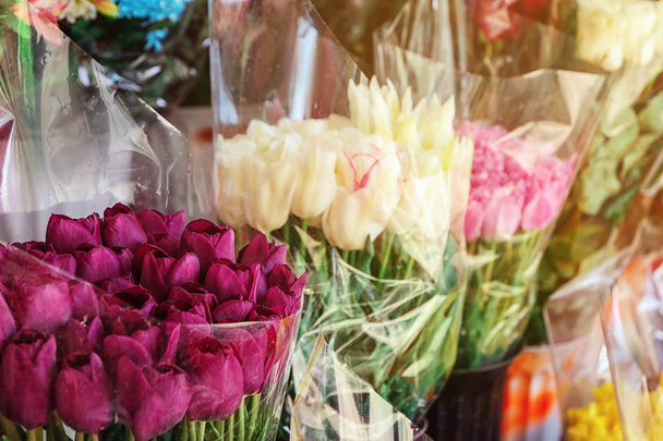 Beaux bouquets de tulipes dans la boutique de fleurs
 - Photo, image
