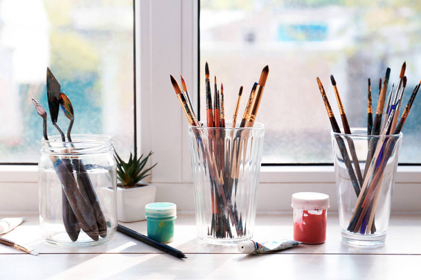 Ensemble d'outils de peinture sur le rebord de la fenêtre
 - Photo, image