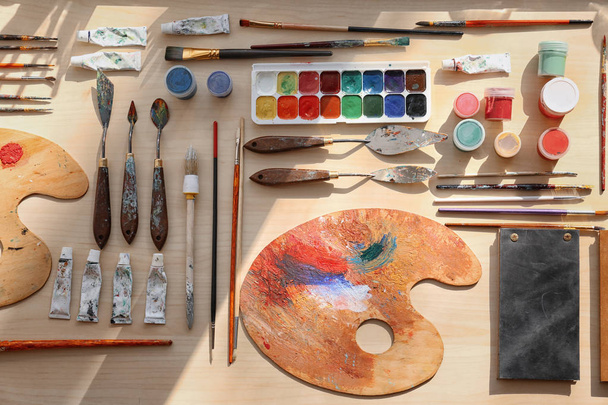 Set de herramientas de pintura sobre mesa, plano
 - Foto, Imagen