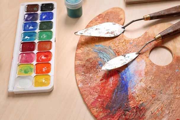 Festék, paletta és az asztalra spatulák - Fotó, kép