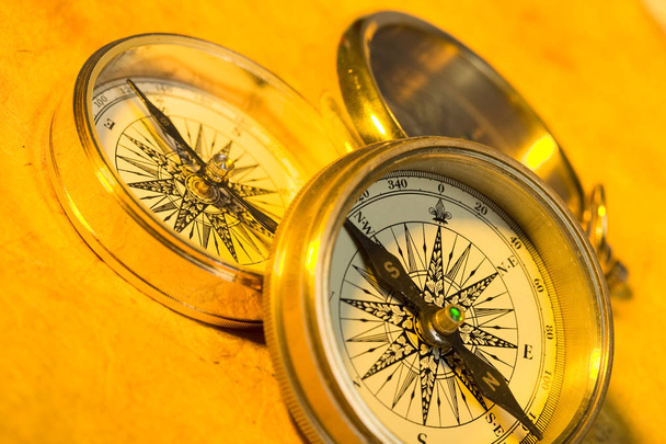 Tři staré stylu zlatá kompasy na žlutý papír - Fotografie, Obrázek