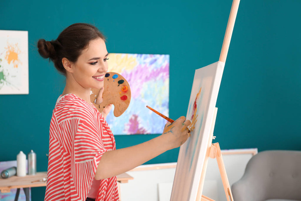 Artiste féminine peinture tableau dans l'atelier - Photo, image