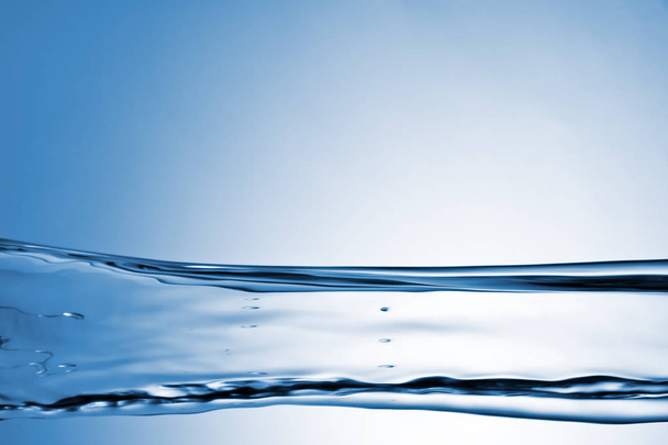 Νερό ρέει αφηρημένο σε μπλε φόντο - Φωτογραφία, εικόνα