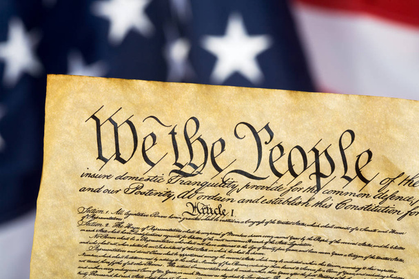 Konstytucja Stanów Zjednoczonych z flagą w tle - Zdjęcie, obraz