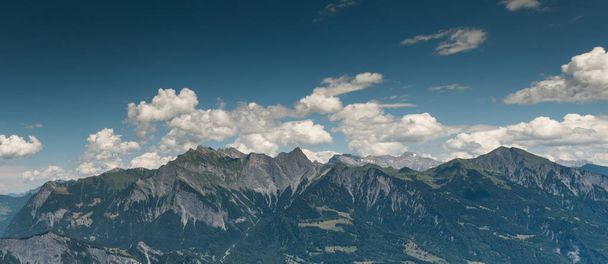 панорамный вид на горный ландшафт в Швейцарии вблизи Майенфельда летом
 - Фото, изображение