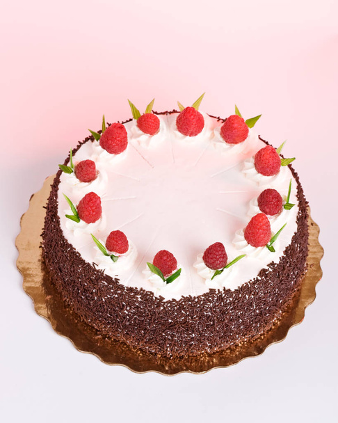 Λευκή μους κέικ με βατόμουρα - Φωτογραφία, εικόνα