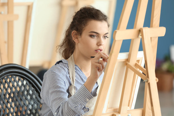 Female student during classes in school of painters - Foto, Bild