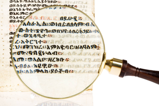 Antieke papier onder Vergrootglas - Foto, afbeelding