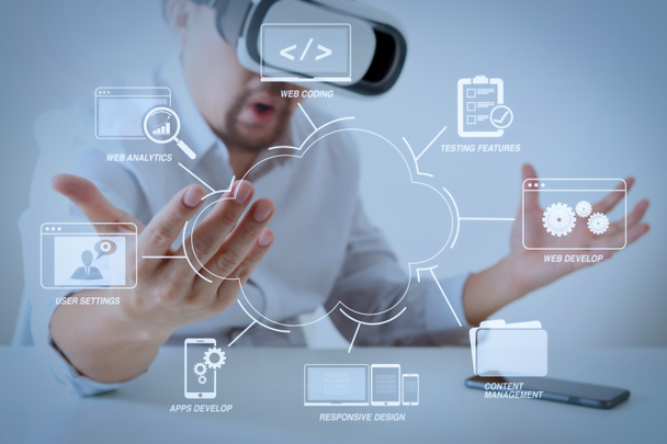 Desarrollo de tecnologías de programación y codificación con diseño web en diagrama virtual.hombre de negocios con gafas de realidad virtual en la oficina moderna con teléfono móvil con auriculares VR
  - Foto, imagen